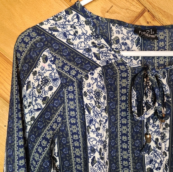Rue 21 blue and white floral striped long sleeve blouse size medium - Picture 3 of 11